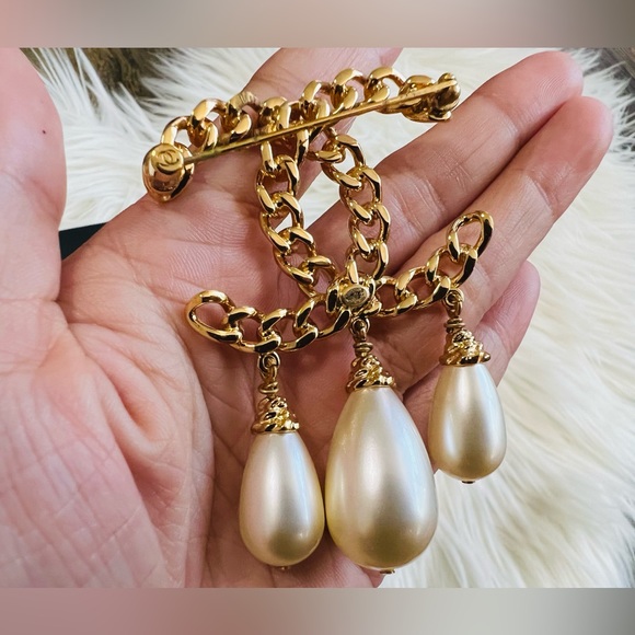 Chanel Brooch - Picture 4 of 5